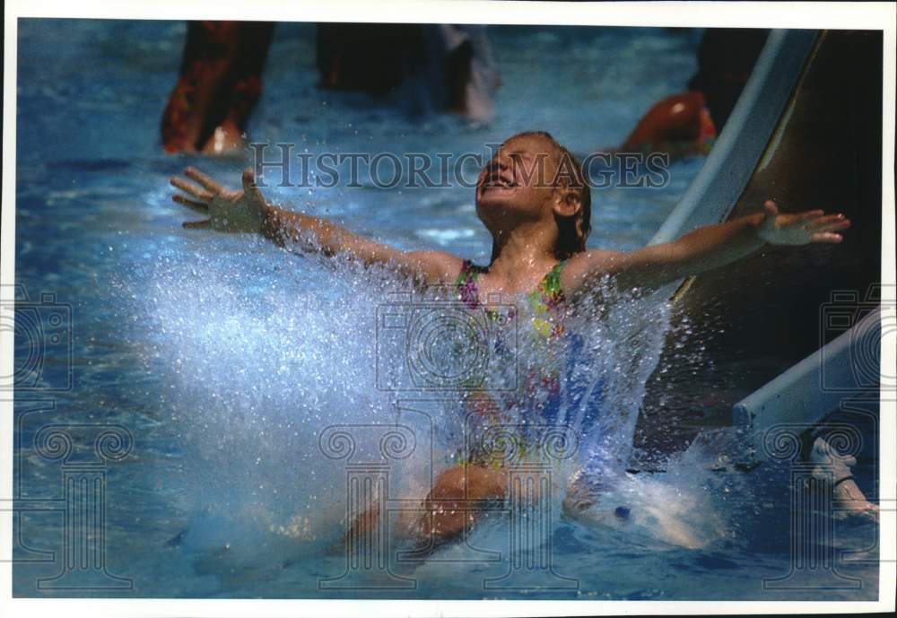 1993 Press Photo Julie Krause, West Allis, Wisconsin, at Greenfield Park Pool - Historic Images