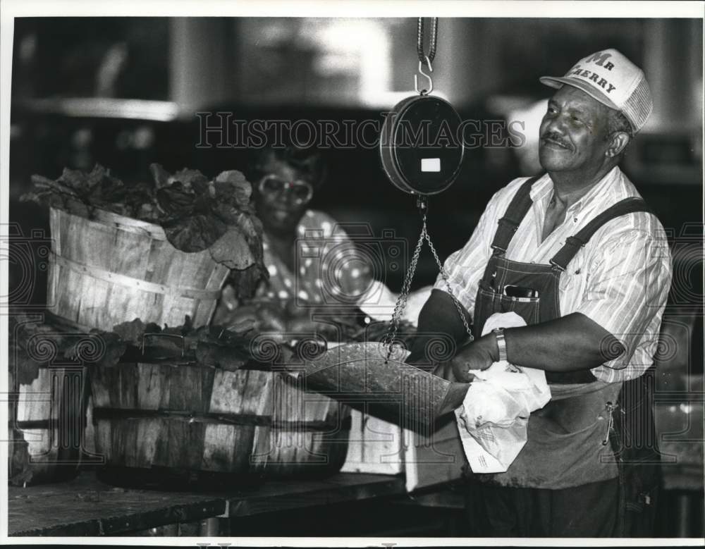 1991 Press Photo Man weighs produce at Fon du Lac Avenue farmers market - Historic Images