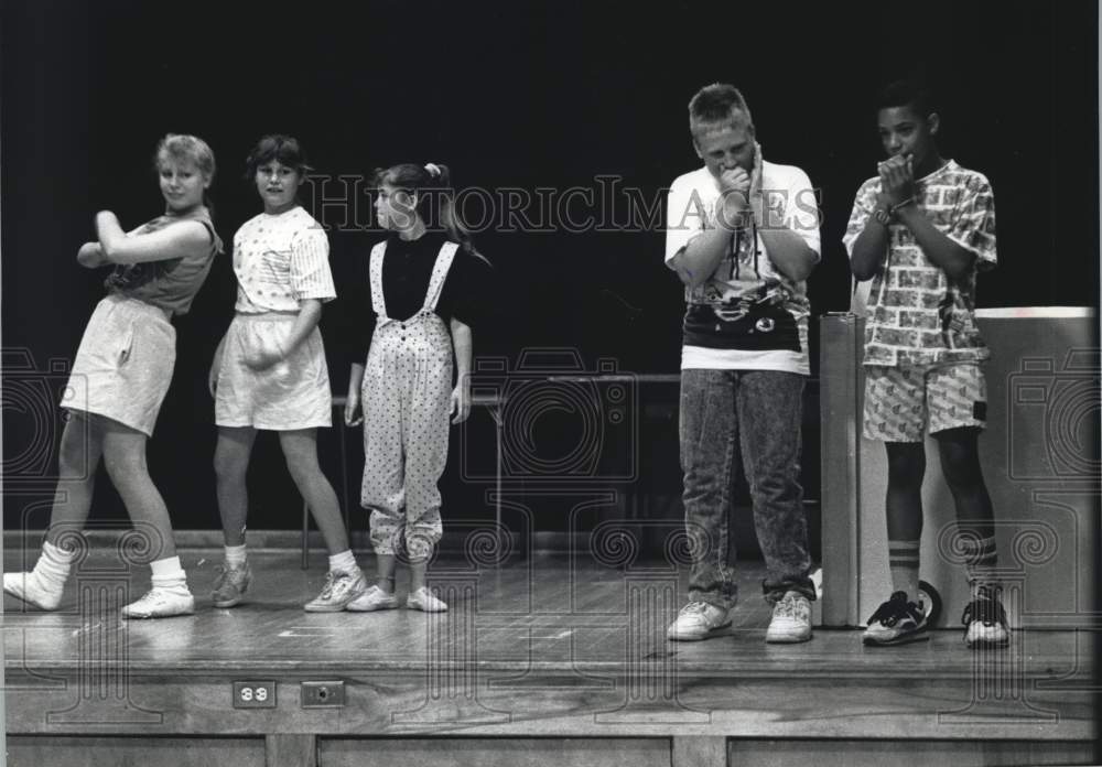 1990 Press Photo Elmdale Elementary School Fifth-Graders Perform, Wisconsin - Historic Images