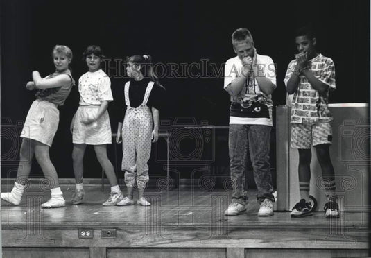 1990 Press Photo Elmdale Elementary School Fifth-Graders Perform, Wisconsin - Historic Images