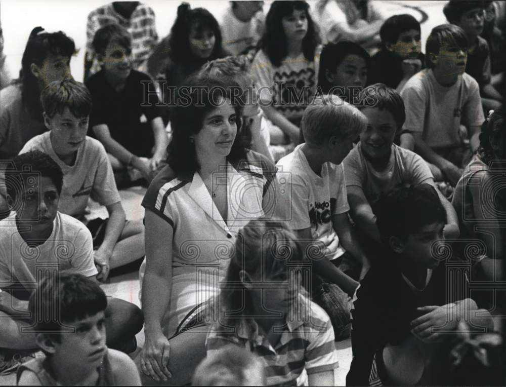 1990 Press Photo Gayle Czarnecki Watches Daughter Shelley in Anti-Drug Program - Historic Images