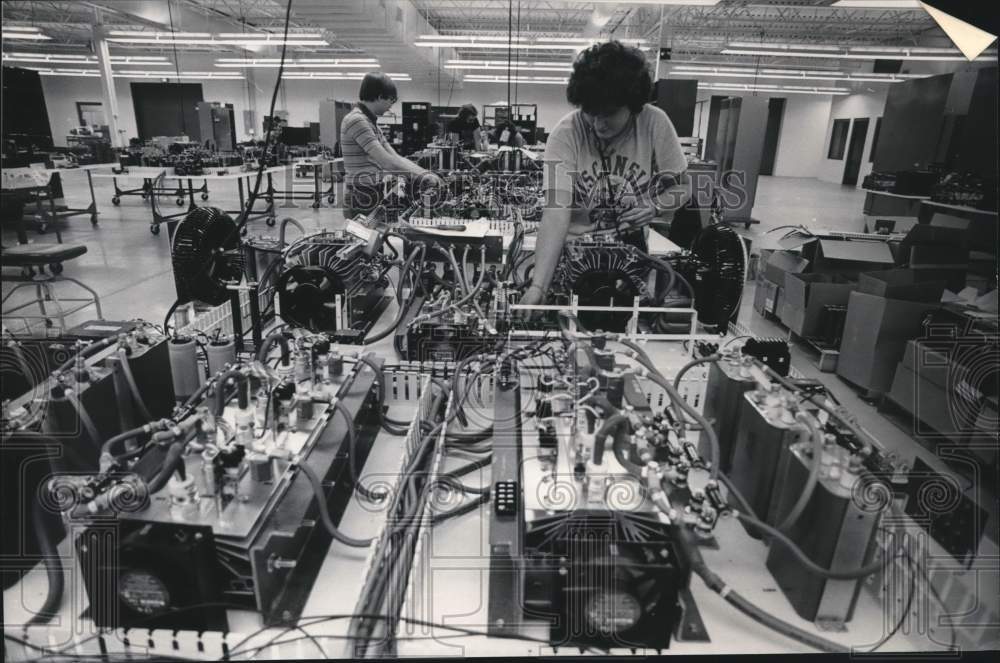 1983 Press Photo Graham Co. Workers in Milwaukee, Wisconsin Plant - mjb23236 - Historic Images