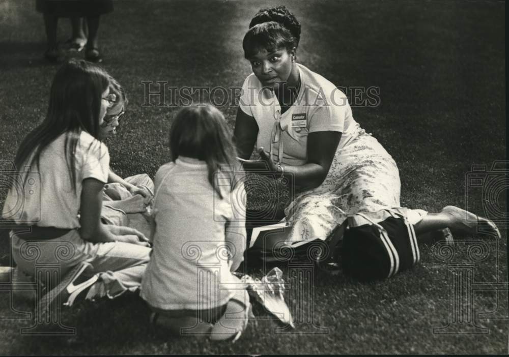 1979 Press Photo Kathleen Adams explains the Gospel to children in Milwaukee - Historic Images