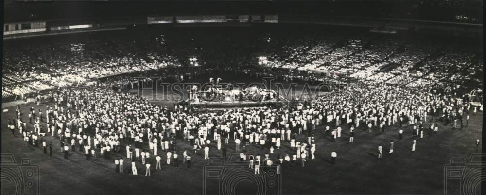 1979 Press Photo Billy Graham speaks to crowd at County Stadium in Milwaukee - Historic Images