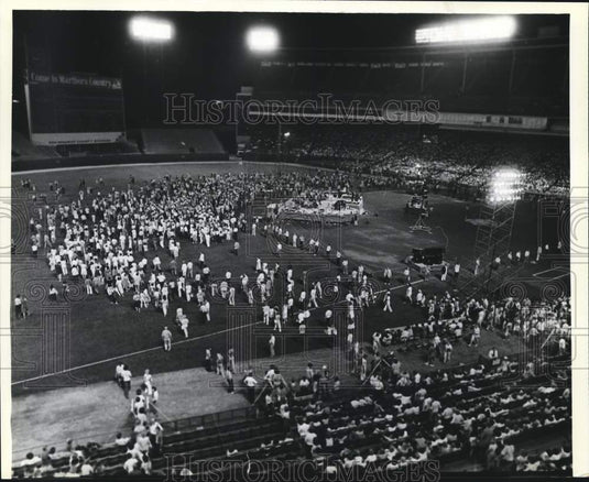 1979 Press Photo Crowd at Billy Graham crusade at Stadium in Milwaukee - Historic Images