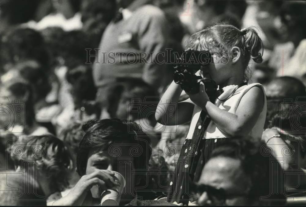 1979 Press Photo Girl uses binoculars at Billy Graham speech in Milwaukee - Historic Images