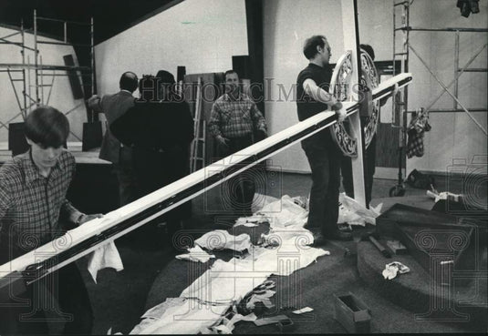 1984 Press Photo Workmen rehang cross at Grand Avenue United Methodist Church - Historic Images