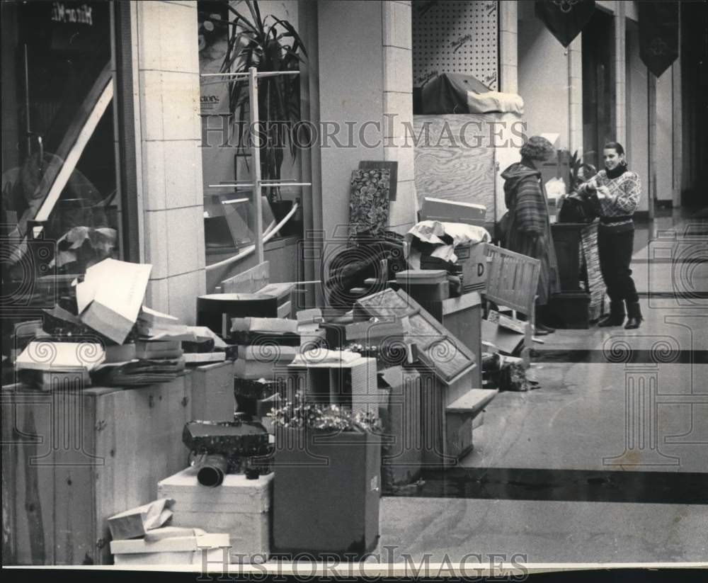 1985 Press Photo Items put out of way during water clean up, Grand Avenue Mall - Historic Images