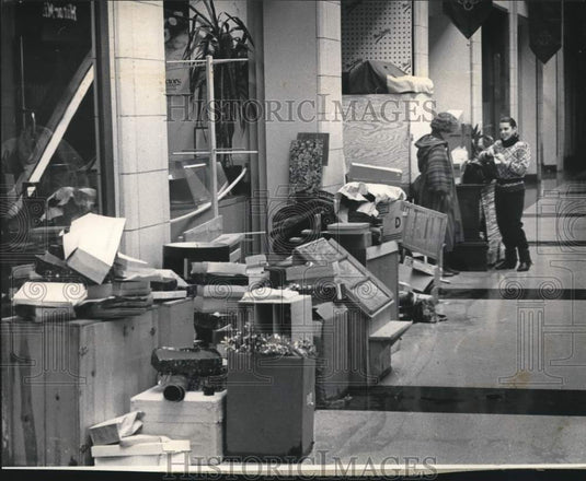 1985 Press Photo Items put out of way during water clean up, Grand Avenue Mall - Historic Images