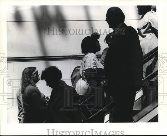 1982 Press Photo People ride escalator at the Grand Avenue Mall in Milwaukee - Historic Images