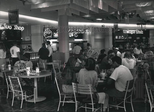1992 Press Photo People enjoy meal at Grand Avenue Mall's Speisegarten - Historic Images