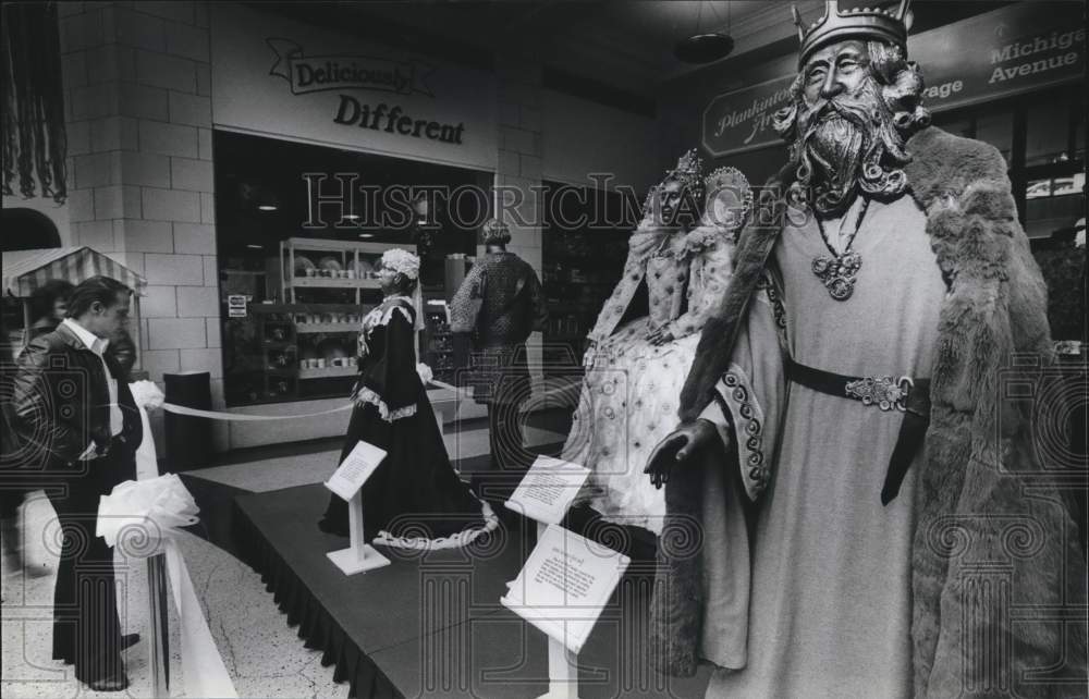 1983 Press Photo England&#39;s kings &amp; queens display, Grand Avenue Mall, Milwaukee - Historic Images