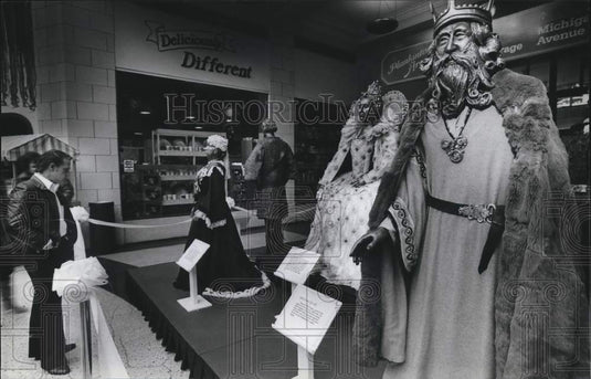 1983 Press Photo England's kings & queens display, Grand Avenue Mall, Milwaukee - Historic Images