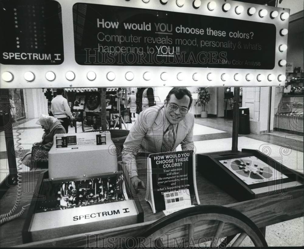 1983 Press Photo Personality analysis service at Grand Avenue Mall, Milwaukee - Historic Images