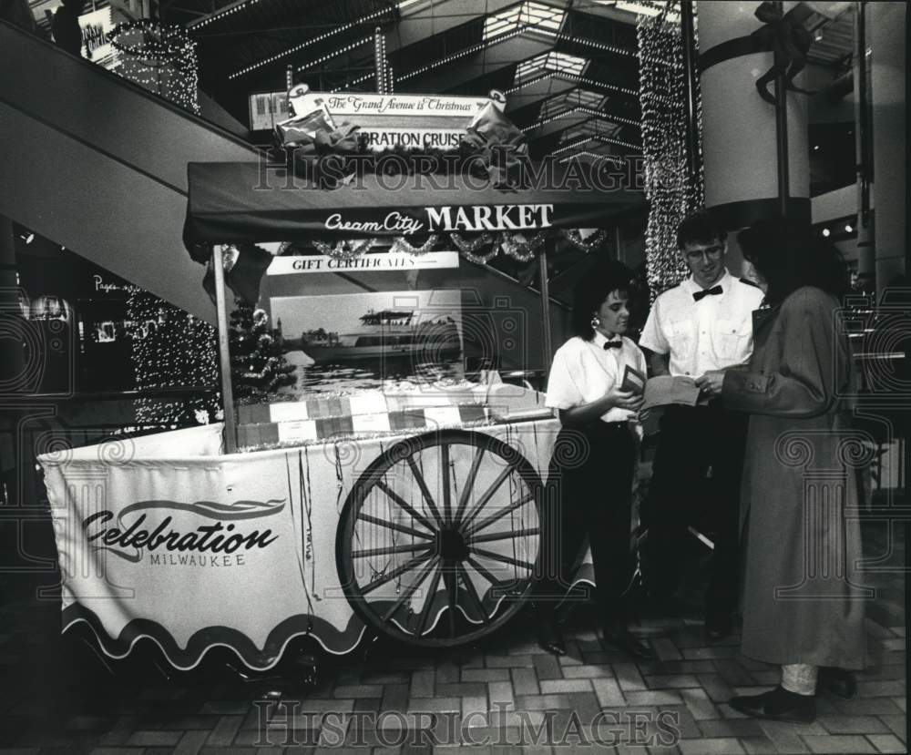 1989 Press Photo Celebration Cruise cart at the Grand Avenue Mall in Milwaukee - Historic Images
