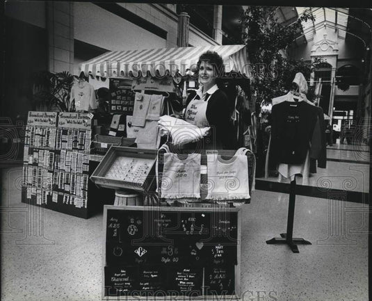 1983 Press Photo Monogramming business at the Grand Avenue Mall in Milwaukee - Historic Images