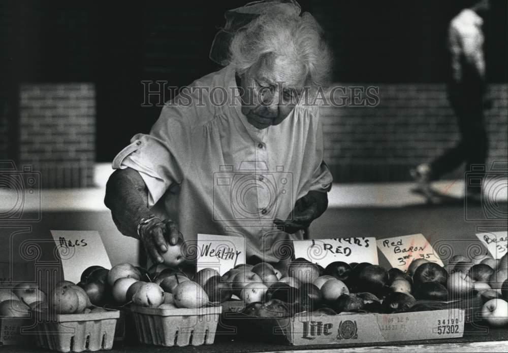 1989 Press Photo Alice Weston sells fruit at the Mitchell St. Farmers Market - Historic Images