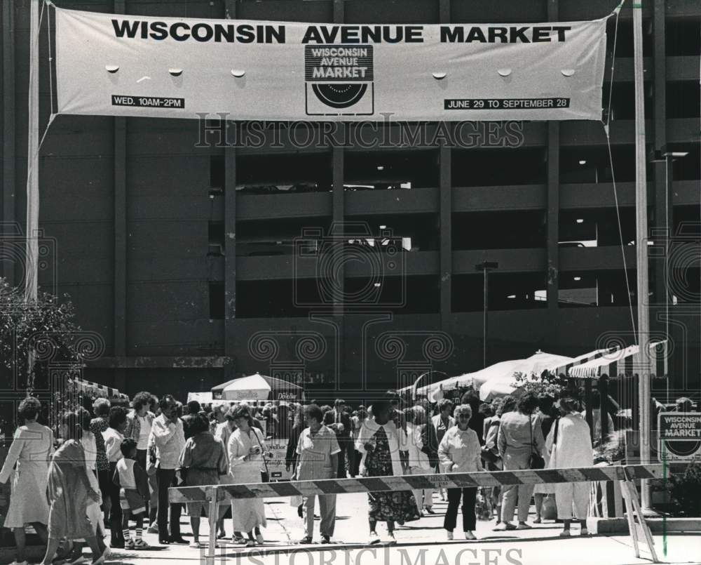 1988 Press Photo Custom flag made for Wisconsin Avenue Market - mjb23331 - Historic Images