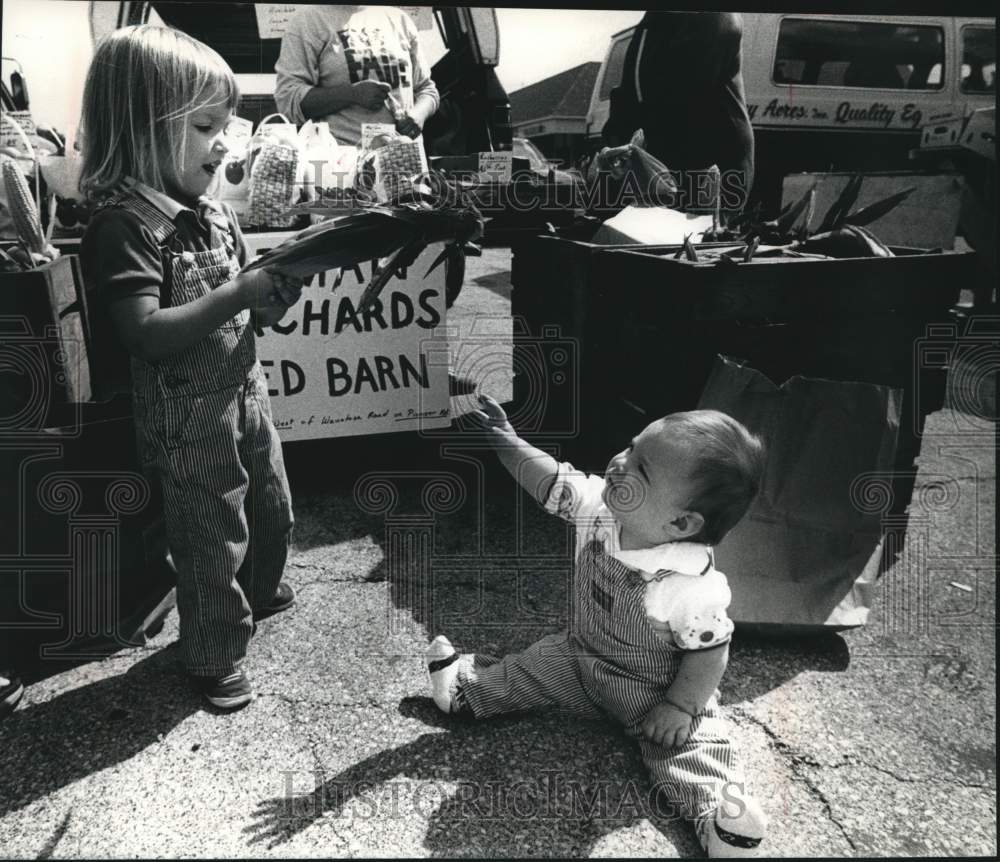 1989 Press Photo Schuyler Gardner held corn &amp; her brother watched, Green Market - Historic Images