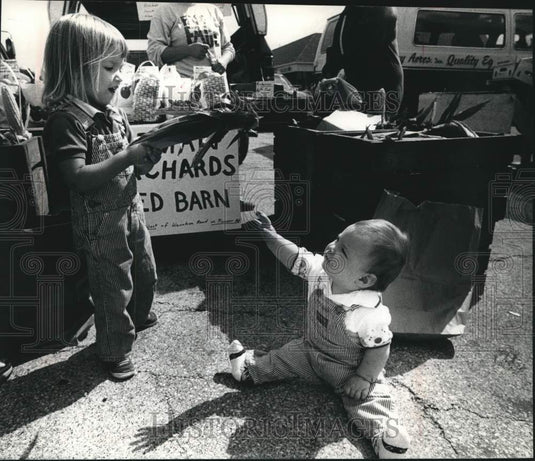 1989 Press Photo Schuyler Gardner held corn & her brother watched, Green Market - Historic Images