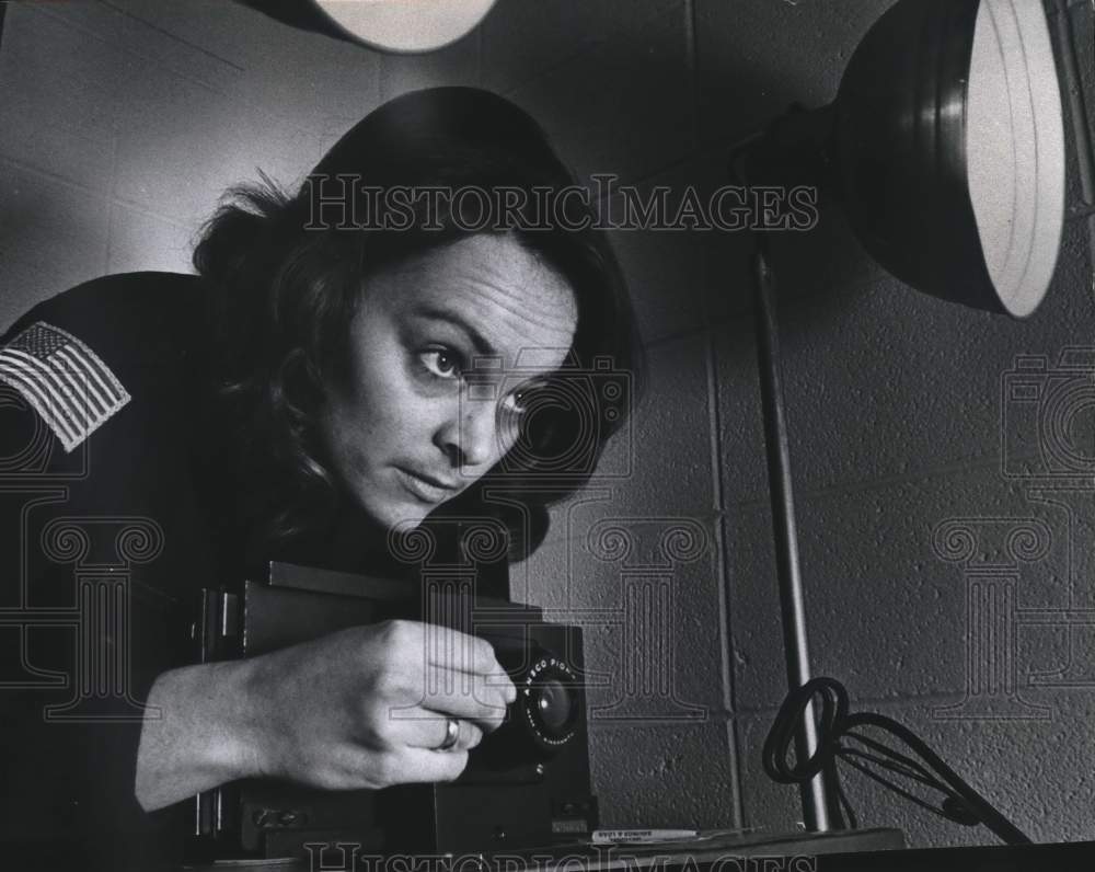 1976 Press Photo Greendale Police Officer Bonnie McMahon operates mugshot camera - Historic Images