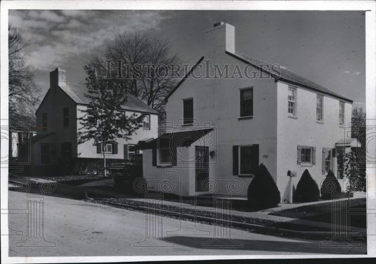 1977 Press Photo Two white cinder block houses on Arrowhead Street in Greendale - Historic Images