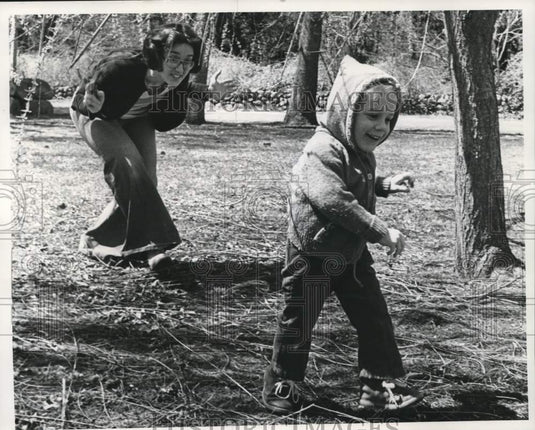 1978 Press Photo Chad Green outruns his mother Diana in their Scituate backyard - Historic Images