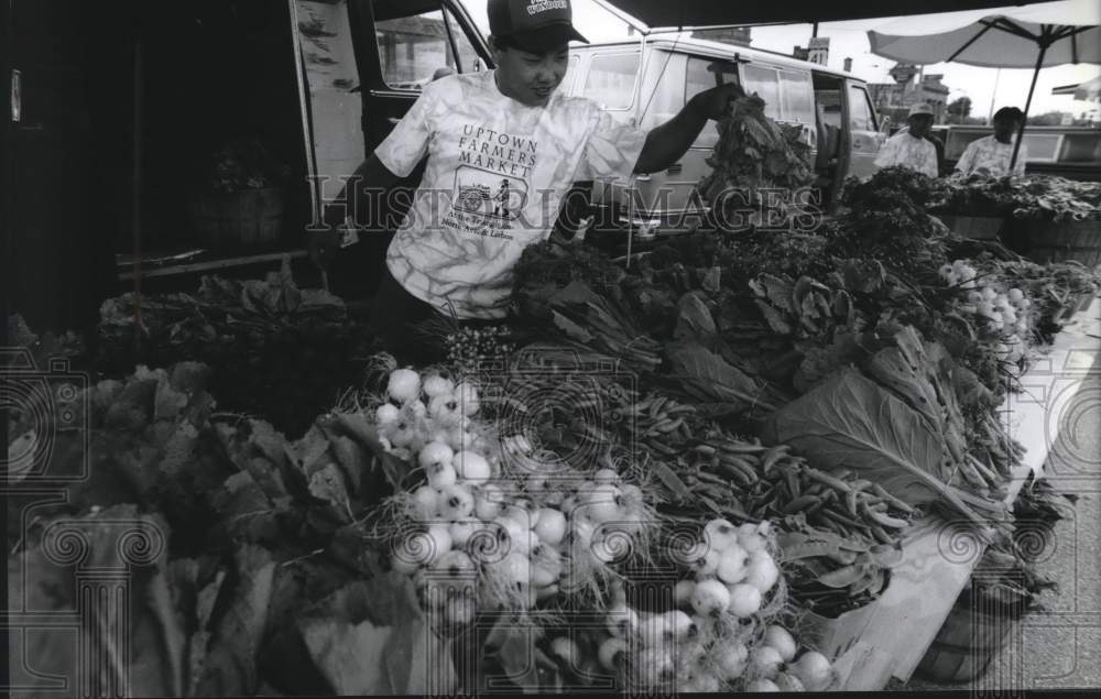 1994 Press Photo Sue Mona with vegetables at Uptown Farmer&#39;s Market, Wisconsin - Historic Images