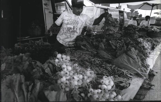 1994 Press Photo Sue Mona with vegetables at Uptown Farmer's Market, Wisconsin - Historic Images