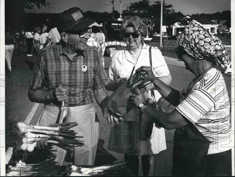 1991 Press Photo A couple buys onions at Brookfield Civic Center Farmer's Market - Historic Images