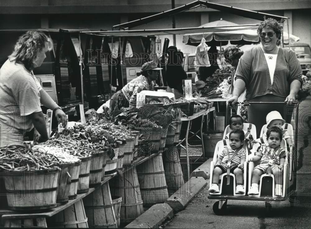 1993 Press Photo Kathy Welp &amp; babies at Wisconsin Avenue Green Market, Milwaukee - Historic Images