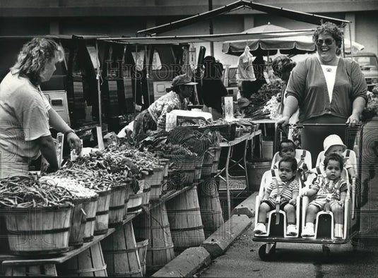 1993 Press Photo Kathy Welp & babies at Wisconsin Avenue Green Market, Milwaukee - Historic Images