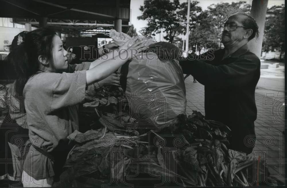 1993 Press Photo Woman buys fresh greens at Fondy Market in Milwaukee - Historic Images