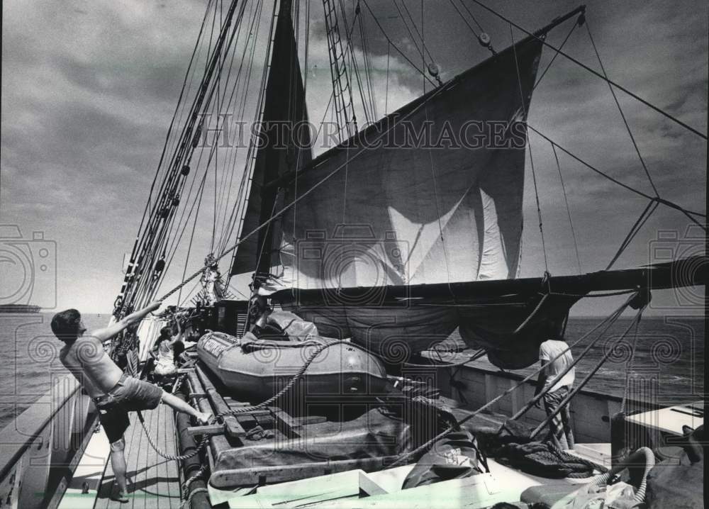 1985 Press Photo Men sail on Greenpeace ketch &quot;Fri&quot; near Milwaukee - mjb23424 - Historic Images