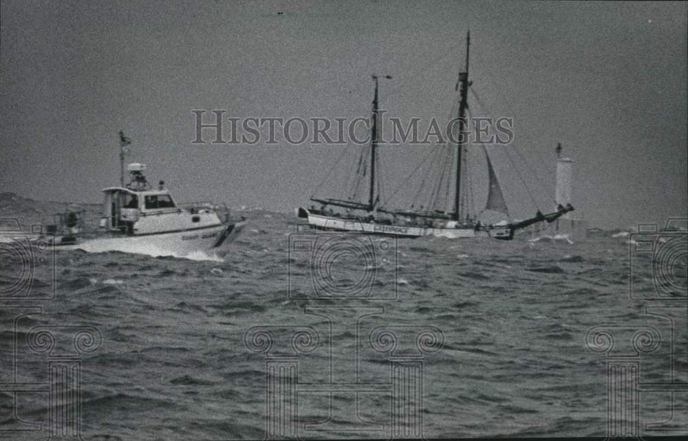 1985 Press Photo The Greenpeace ketch Fri sailed into the Milwaukee harbor - Historic Images