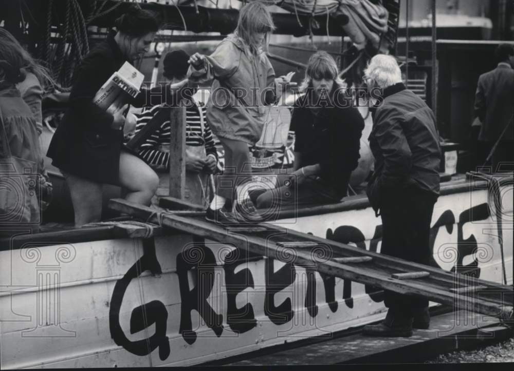 1985 Press Photo Greenpeace ketch Fri&#39;s crew talked with a man ashore, Milwaukee - Historic Images