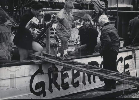1985 Press Photo Greenpeace ketch Fri's crew talked with a man ashore, Milwaukee - Historic Images