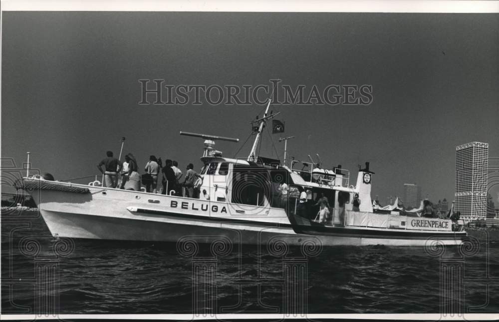 1988 Press Photo Greenpeace visiting Milwaukee, Wisconsin. - mjb23429 - Historic Images