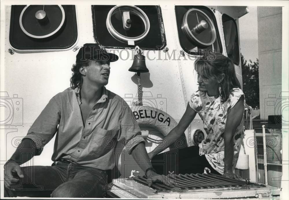 1988 Press Photo Mark Anderson, Joyce McLean Greenpeace members on Beluga deck. - Historic Images