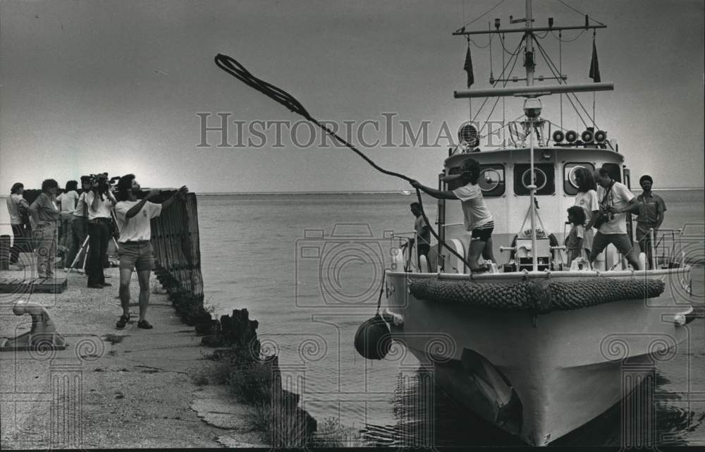 1988 Press Photo Line is cast by member of Greenpeace boat Beluga, Milwaukee. - Historic Images