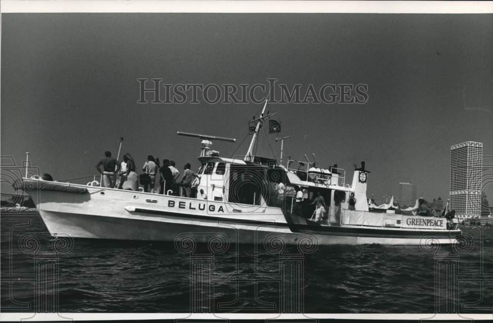 1988 Press Photo Greenpeace boat Beluga visiting Milwaukee. - mjb23433 - Historic Images