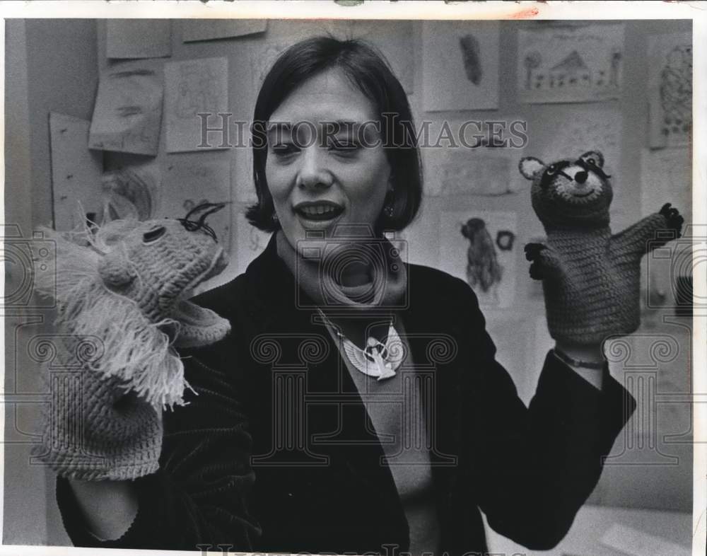 1976 Press Photo Miss Katherine Greenquist uses puppets at Witness Support Unit - Historic Images