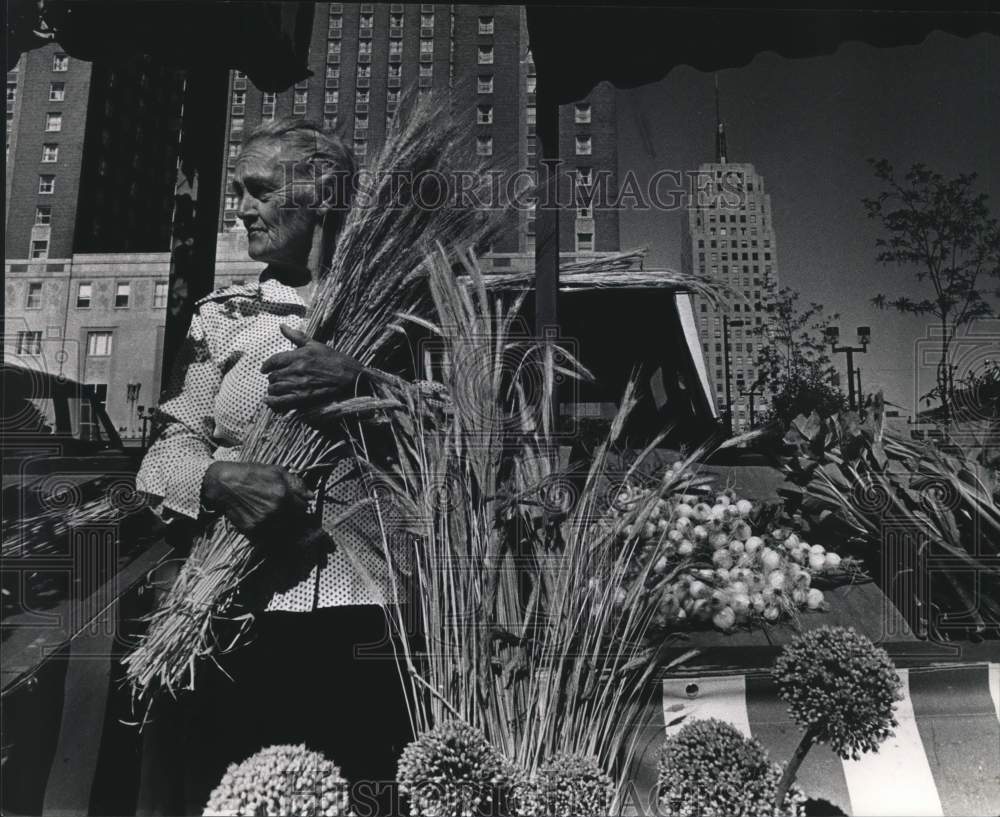 1988 Press Photo Dorothy Posik displays her produce at Wisconsin Avenue Market - Historic Images