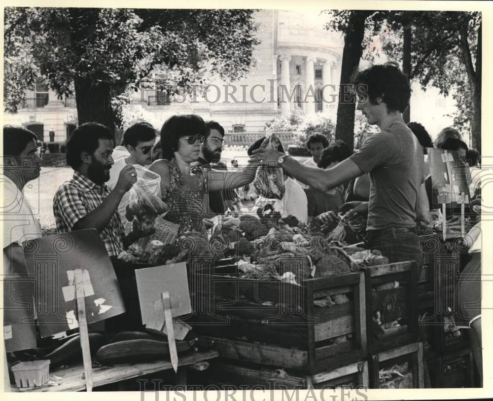 1980 Press Photo Shoppers at the farmers market, Madison, Wisconsin - mjb23508 - Historic Images