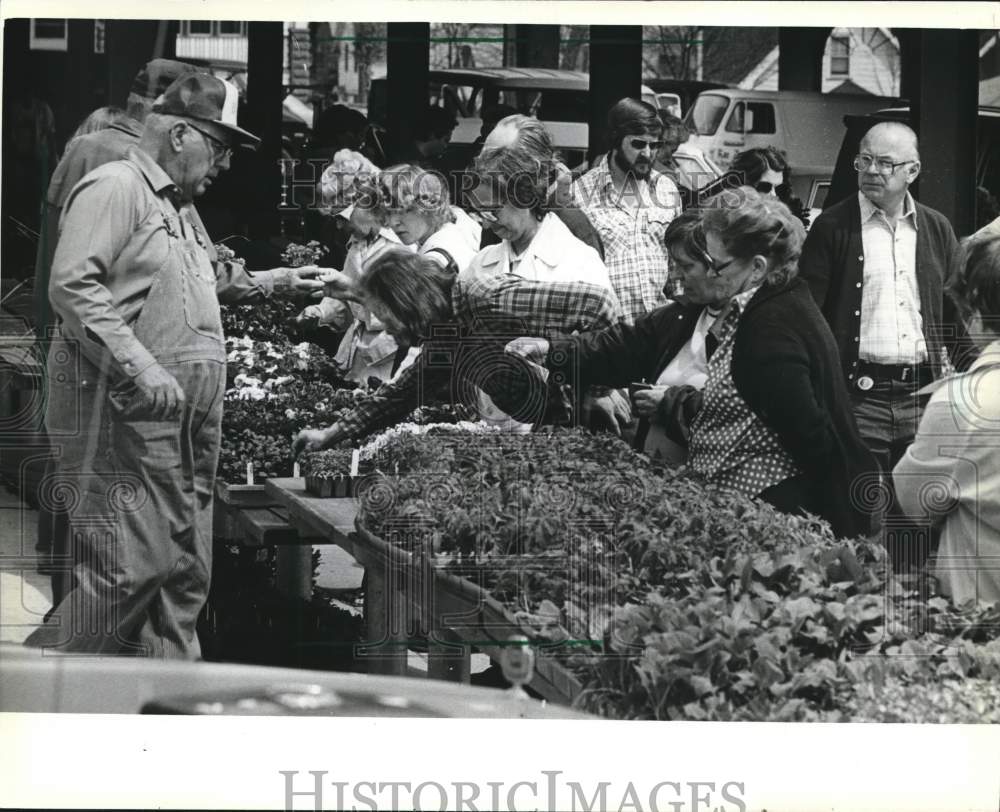 1981 Press Photo Customers shop at the Farmers&#39; Market, West Allis, Wisconsin - Historic Images