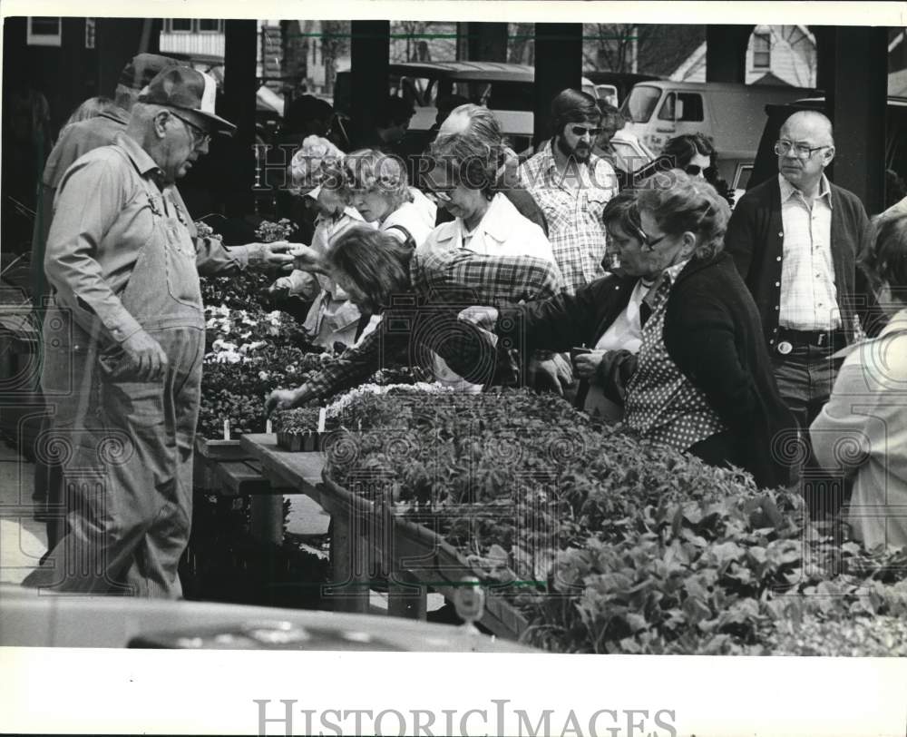 1981 Press Photo Customers shop at the Farmers' Market, West Allis, Wisconsin - Historic Images