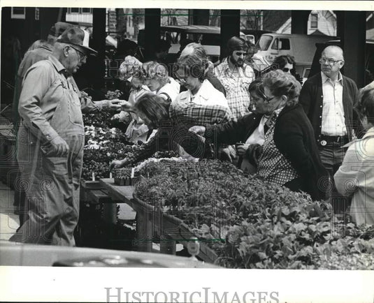 1981 Press Photo Customers shop at the Farmers' Market, West Allis, Wisconsin - Historic Images
