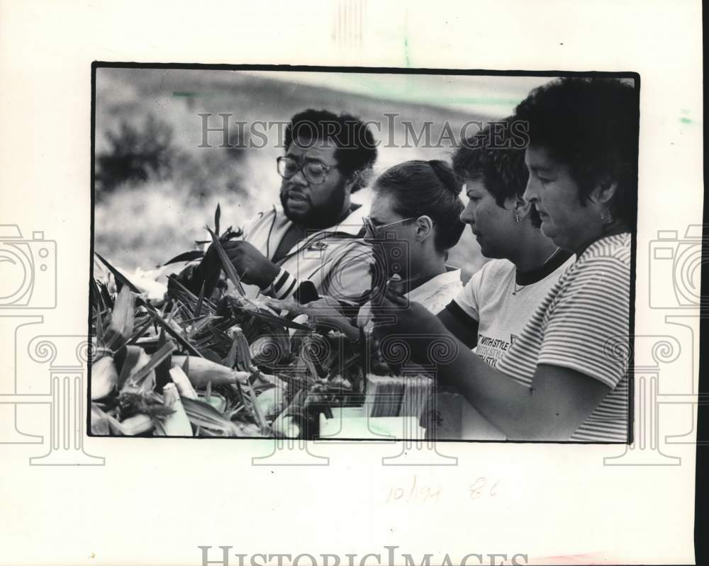 1984 Press Photo Customer browse sweet corn at Green Market, Milwaukee, WI - Historic Images