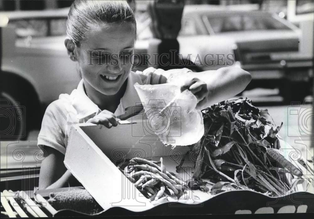 1983 Press Photo Jenny Foro water green beans at 4-H Green Market, Milwaukee - Historic Images