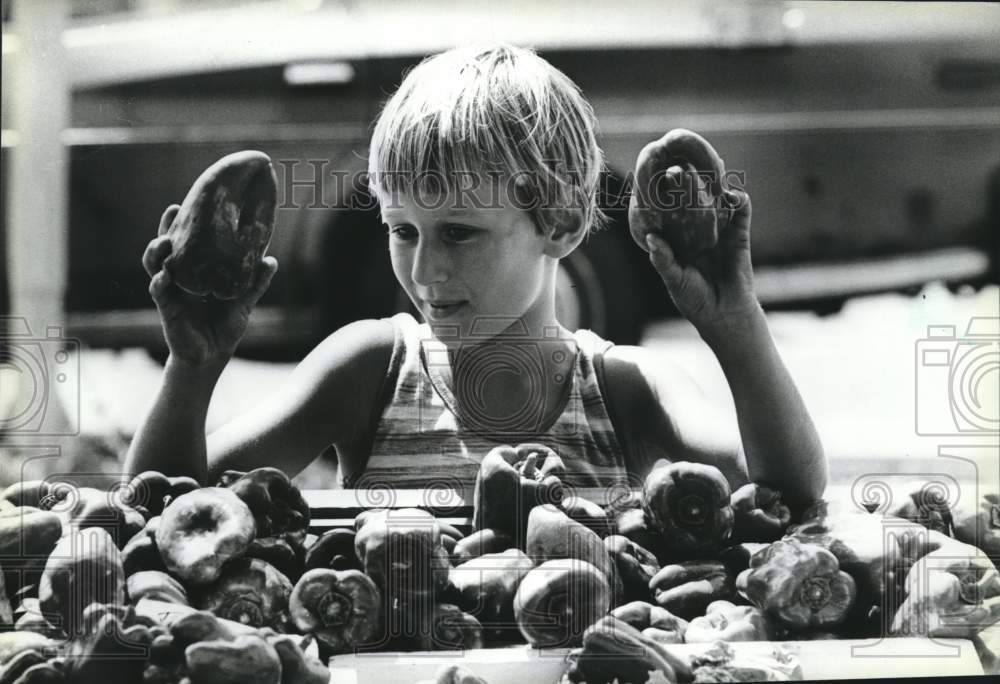 1983 Press Photo David Farkas sells peppers at Green Market, Milwaukee Wisconsin - Historic Images